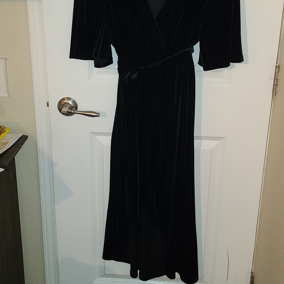 Velvet dress with slit - Picture 2 of 6